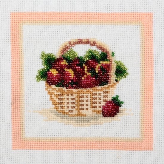 ВК-0627 "Полуничка" (набір для вишивання бісер та муліне ДМС) 19х19 см